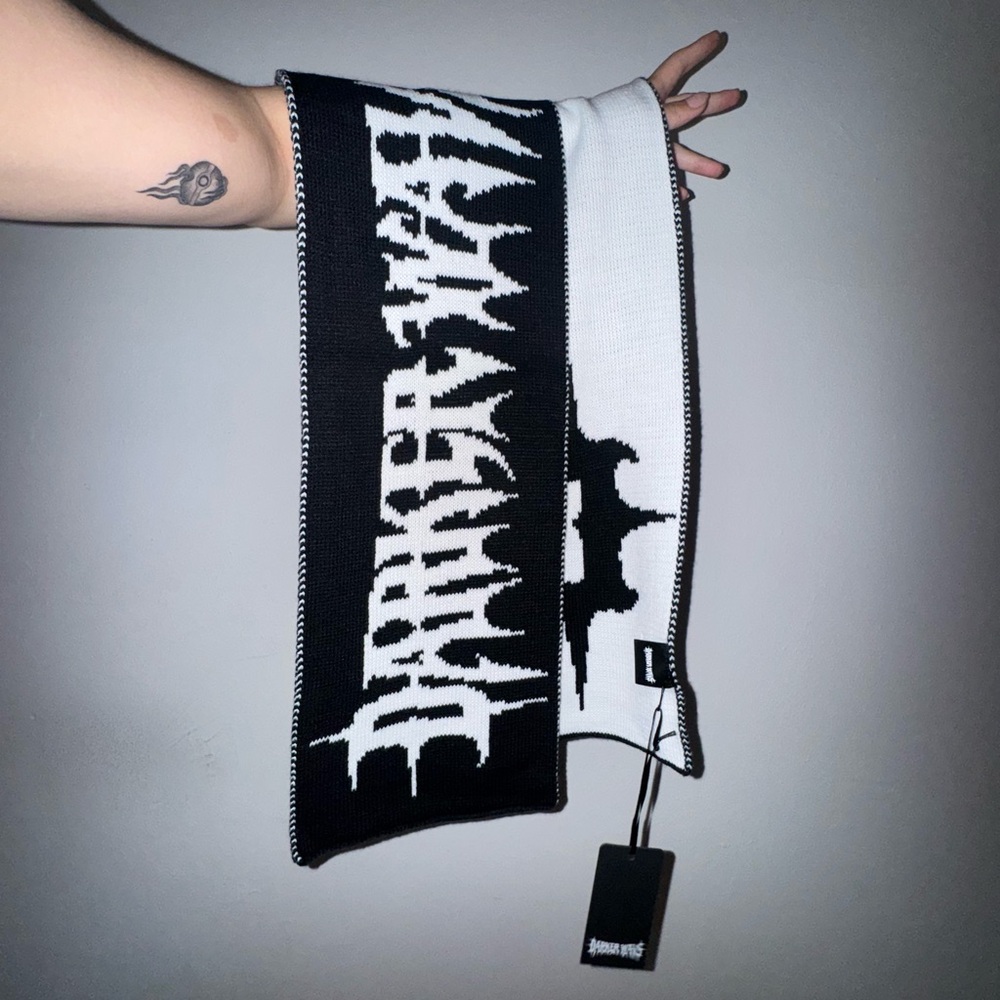 darker wavs black white reversible knit scarf